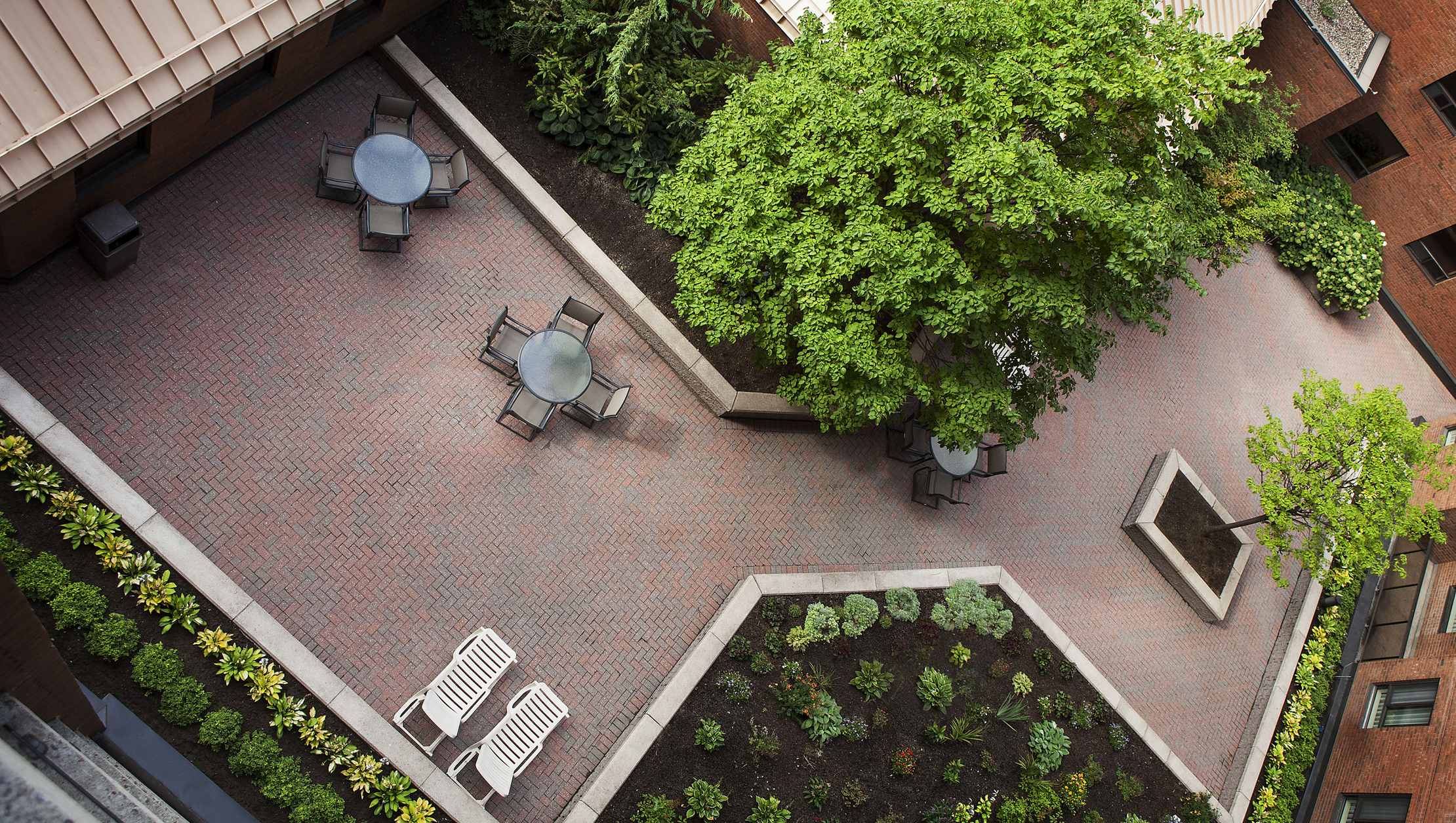 Photo of Les Suite Ottawa garden courtyard